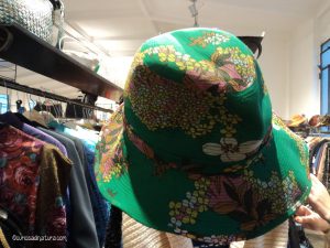 Cappellino verde floreale