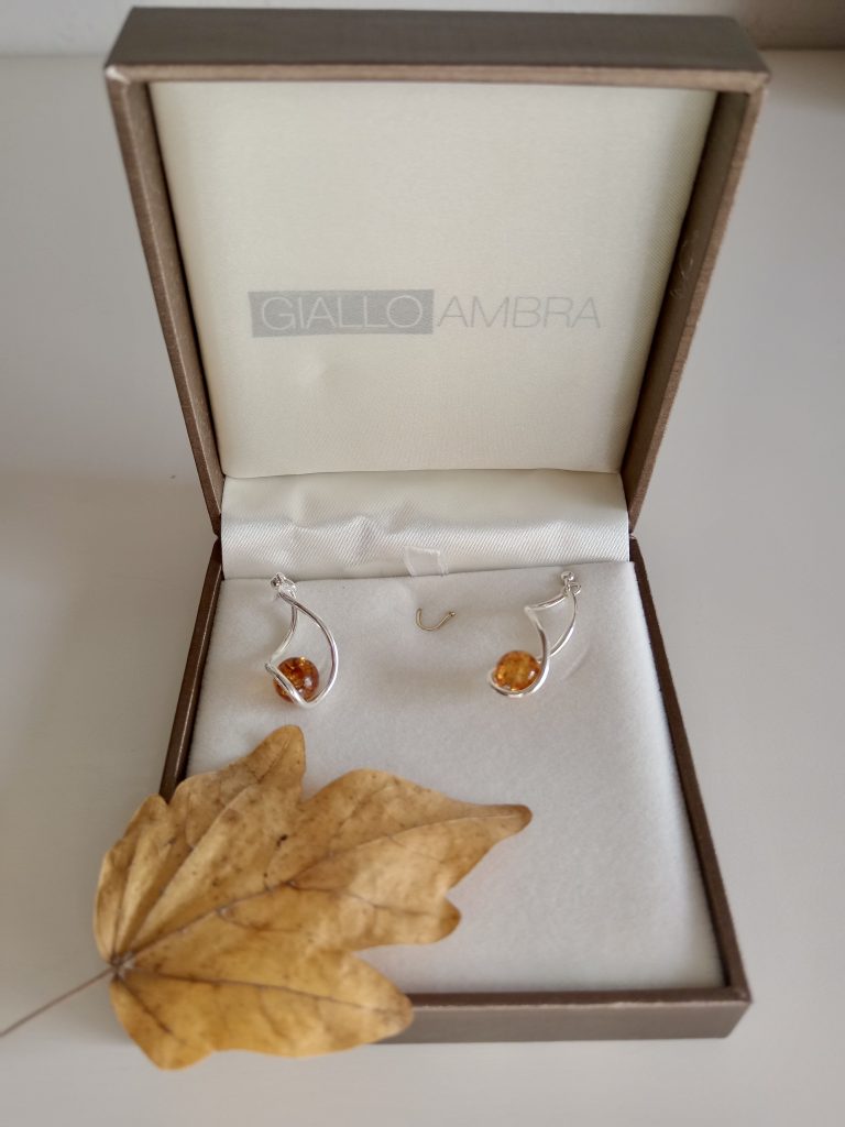 Una linea di gioielli in ambra che unisce natura e sostenibilità
